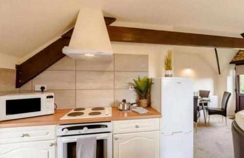 Newton-on-Rawcliffe House | Enchanting Goldfinch Cottage: Pet-Friendly & Poolside Retreat