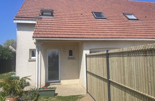 Ver-sur-Mer House | Relaxing Golf Beach Gîte for Families and Pets Nearby