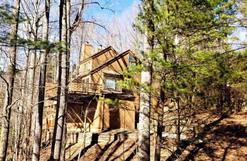 Burnsville House | Scenic Golf Course & Mountain Views with Family Amenities
