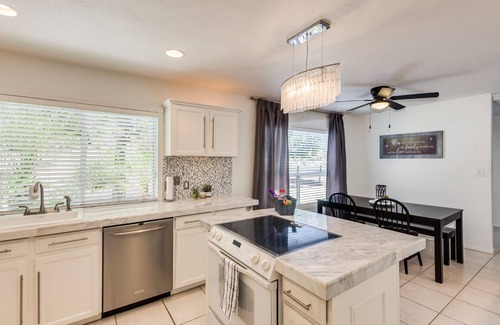 Bellair House | Golf Course Condo with Kitchen & Breakfast for 9 Guests