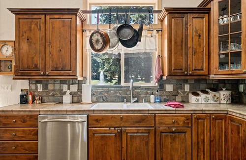 Lake Almanor West House | Lake Almanor West Retreat with Hot Tub & Scenic Views