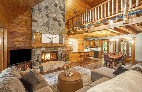 Burnips Cabin | Cozy Golf Course Log Cabin with Hot Tub & Movie Theater