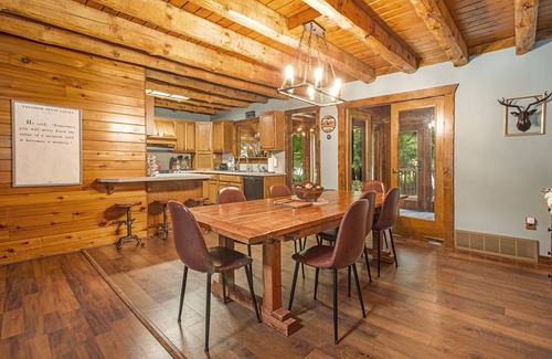 Burnips Cabin | Cozy Golf Course Log Cabin with Hot Tub & Movie Theater