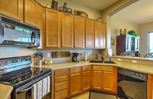 Gold Canyon House | Gold Canyon Gem: Golf Course Views & Pool Access Awaits!