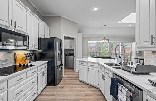Garland House | Golf Course View Spacious 4-bedroom house near George Bush Highway