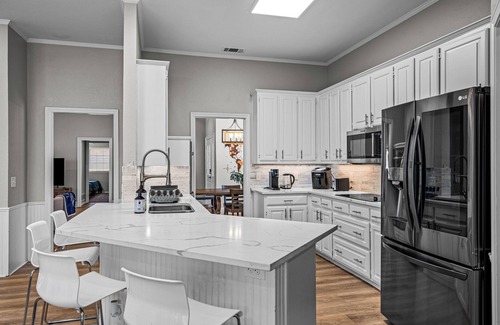 Garland House | Golf Course View Spacious 4-bedroom house near George Bush Highway