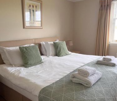 Leven Apartment | Golf Court View in Elie: Family & Pet-Friendly Retreat