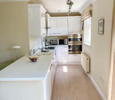 Leven Apartment | Golf Court View in Elie: Family & Pet-Friendly Retreat