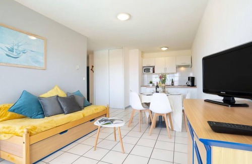 Ciboure Apartment | Inviting Oceanfront Retreat: Golf de la Nivelle Awaits