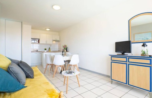 Ciboure Apartment | Inviting Oceanfront Retreat: Golf de la Nivelle Awaits