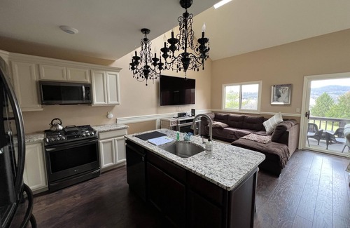 Vernon Condo | Modern Golf Front Retreat with Mountain Views & Spa Amenities