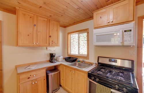 Cobb Cabin | Golf & Hike: Cobb Mountain Cabin in Scenic Forest!