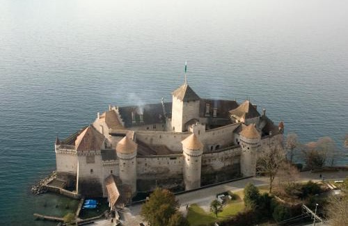 Montreux Hotel | Pet-Friendly Golf Hotel René Capt with Ocean Views