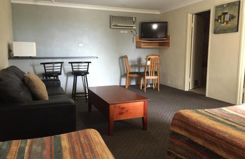 West Tamworth Hotel | Relax at Golf Links Motel: Oceanfront Poolside Retreat