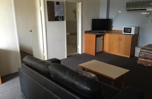West Tamworth Hotel | Relax at Golf Links Motel: Oceanfront Poolside Retreat