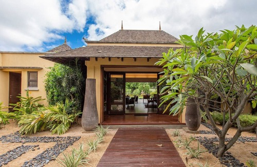 Tamarin House | Relaxing Golf Resort Villa with Pool and Oceanfront Views