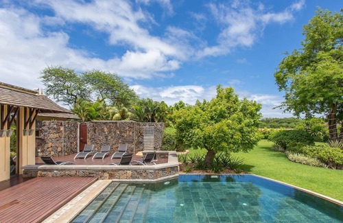 Tamarin House | Relaxing Golf Resort Villa with Pool and Oceanfront Views