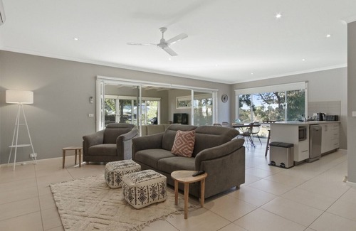 Metung House | Pet-Friendly Getaway at Golf Springs in Metung