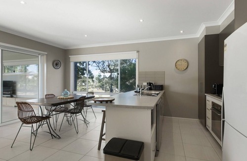 Metung House | Pet-Friendly Getaway at Golf Springs in Metung