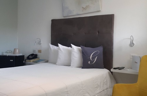 Mandeville Hotel | Relaxing Retreat at Golf View Hotel with Pool & Spa