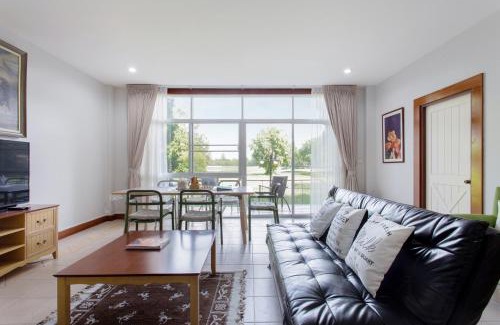 Khanong Phra Apartment | Inviting Golf View Suite with Kitchen and Family Amenities
