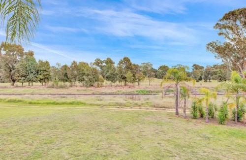 Mulwala Apartment | Golf Views Apartment: Family & Pet-Friendly Retreat