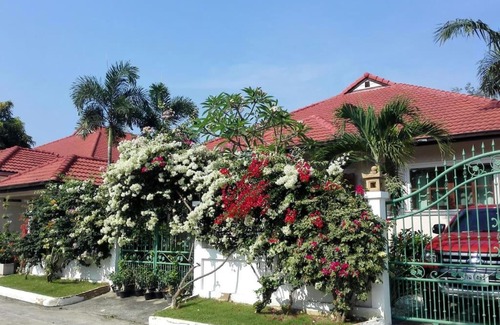 Nong Kae Villa | Golf Village: Exceptional Stay with Pool & Pet-Friendly Amenities