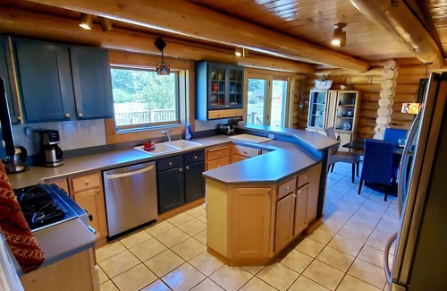 Warmsprings House | Golfcourse Getaway - Relaxing Log Home with Spa & Breakfast