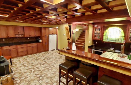 Warmsprings House | Golfcourse Getaway - Relaxing Log Home with Spa & Breakfast