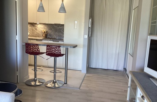 Golfe Juan Apartment | Prime Golfe Juan Retreat with Ocean View and Pool Access