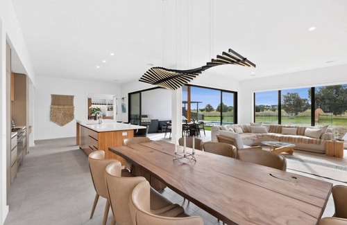 Connewarre House | Golfer's Haven: Oceanfront Retreat with Pool & Breakfast