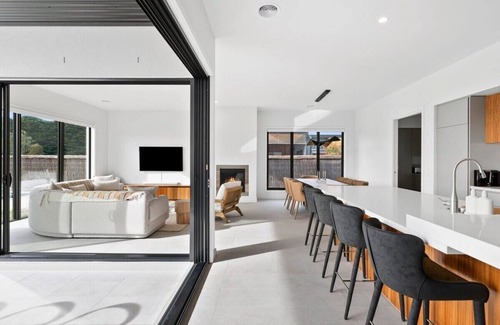 Connewarre House | Golfer's Haven: Oceanfront Retreat with Pool & Breakfast