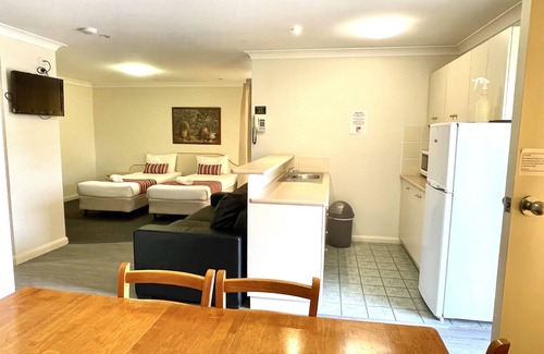 Moorong Hotel | Eco-Friendly Golfview Motor Inn with Pool & Breakfast