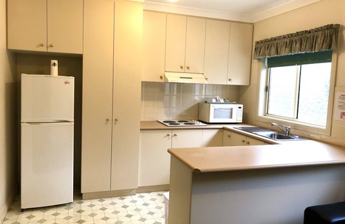 Moorong Hotel | Eco-Friendly Golfview Motor Inn with Pool & Breakfast