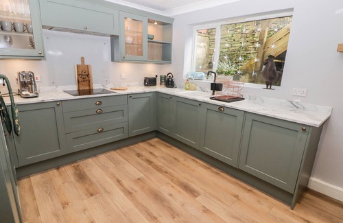 Porth Cottage | Pet-Friendly GOLYGFA BRYN with Garden in Gilfach Goch