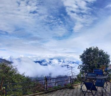 Nagarkot Hotel | Gombo Hideaway: Family-Friendly Retreat with Great Reviews
