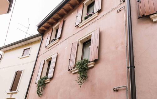 Valeggio sul Mincio Apartment | Cozy Gomes Comfort House: Child-Friendly Retreat Rated 9.5