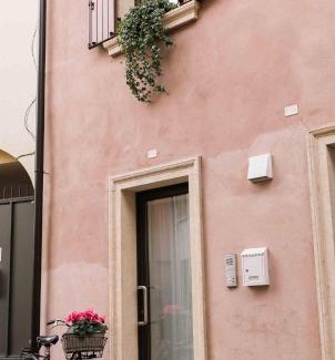 Valeggio sul Mincio Apartment | Cozy Gomes Comfort House: Child-Friendly Retreat Rated 9.5