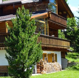 Lienz Ski Chalet | Gomig Hütte: Pet-Friendly Retreat with High Guest Ratings