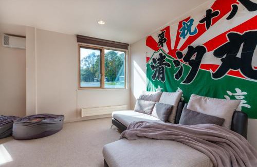 Hirafu Apartment | Unforgettable Gondola Chalet with Fireplace & Hot Tub