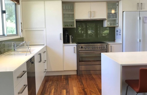 South Durras House | Coastal Retreat: Family-Friendly Getaway with Spa & Pool