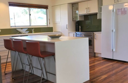 South Durras House | Coastal Retreat: Family-Friendly Getaway with Spa & Pool