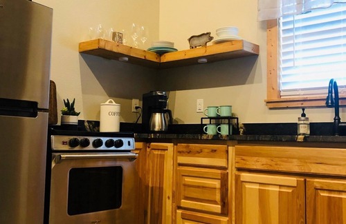 Fredericksburg Cabin | Escape to Gone West Ranch Cabin with Spa & Kitchen