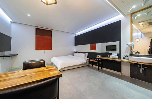 Chajakpawi Hotel | Eco-Friendly Stay at Gongju J2 Hotel with Breakfast Included