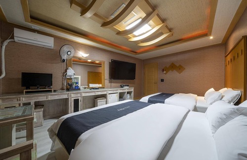 Gongju Hotel | Eco-Friendly Stay at Gongju White Castle with Breakfast