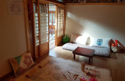Samcheong-dong House | Gongsimga Hanok Guesthouse: Top-Rated with Breakfast & Kitchen