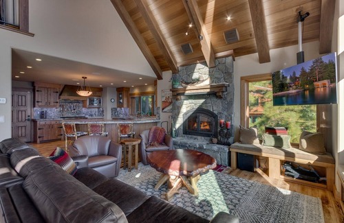Crystal Bay House | Gonowabie Lodge: Lakefront Retreat with Spa and Pet-Friendly