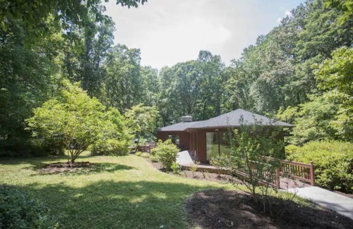 Macon Cabin | Unforgettable Goochland Getaway: Cozy Cedar Cabin Retreat