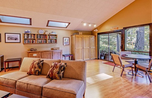 Adelma Beach Condo | Relaxing Getaway at Good Day Sunshine Townhome