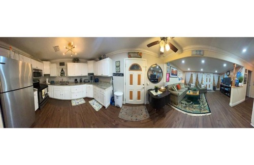 Spring Hill House | Vibrant Vibes & Great Company in a Prime Location